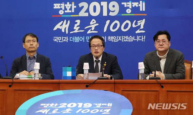 【서울=뉴시스】홍효식 기자 = 31일 오후 서울 여의도 국회에서 열린 사법농단세력 및 적폐청산 대책위원회 1차 회의에서 박주민 위원장이 모두발언을 하고 있다. 왼쪽부터 김경수 경남도지사의 변호인인 오영중 변호사, 박주민 위원장, 홍익표 수석대변인. 2019.01.31. yesphoto@newsis.com