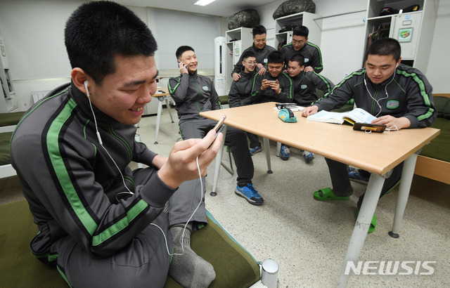 【서울=뉴시스】 사진공동취재단 = '병(兵) 일과 후 휴대전화 사용' 시범운영 부대인 경기도 가평군 육군 수도기계화보병사단 혜산진부대 생활관에서 31일 오후 일과를 마친 병사들이 통화와 문자메시지 전송, 인터넷 강의 시청 등 자유롭게 휴대전화를 사용하고 있다.  국방부는 오는 4월부터 시범운영 부대를 육·해·공군, 해병대 모든 부대로 확대할 예정이며, 시범운영 기간(3개월)이 끝나면 전면 시행 여부를 확정한다.  2019.01.31.    photo@newsis.com