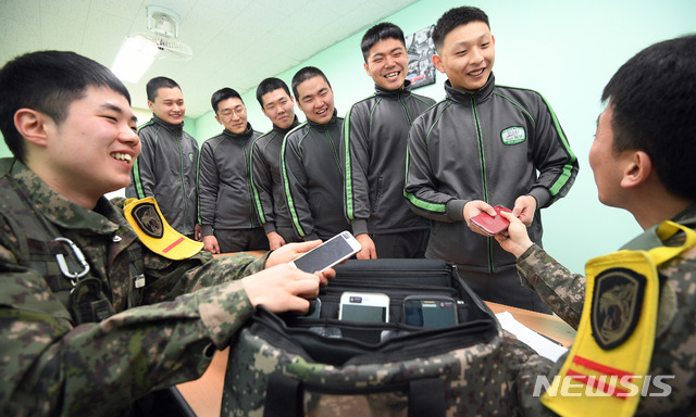 【서울=뉴시스】 사진공동취재단 = '병(兵) 일과 후 휴대전화 사용' 시범운영 부대인 경기도 가평군 육군 수도기계화보병사단 혜산진부대 생활관에서 31일 오후 일과를 마친 병사들이 개인 휴대전화를 받고 있다. 국방부는 오는 4월부터 시범운영 부대를 육·해·공군, 해병대 모든 부대로 확대할 예정이며, 시범운영 기간(3개월)이 끝나면 전면 시행 여부를 확정한다. 2019.01.31.  photo@newsis.com