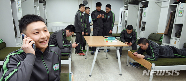 【서울=뉴시스】 사진공동취재단 = '병(兵) 일과 후 휴대전화 사용' 시범운영 부대인 경기도 가평군 육군 수도기계화보병사단 혜산진부대 생활관에서 31일 오후 일과를 마친 병사들이 통화와 문자메시지 전송, 인터넷 강의 시청 등 자유롭게 휴대전화를 사용하고 있다. 국방부는 오는 4월부터 시범운영 부대를 육·해·공군, 해병대 모든 부대로 확대할 예정이며, 시범운영 기간(3개월)이 끝나면 전면 시행 여부를 확정한다. 2019.01.31.  photo@newsis.com