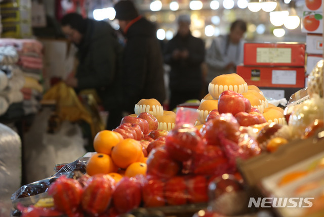 【서울=뉴시스】김선웅 기자 = 민족대명절 설 연휴가 이틀 앞으로 다가온 31일 서울 종로구 광장시장에서 각종 제수용품이 판매되고 있다. 2019.01.31.&nbsp; mangusta@newsis.com