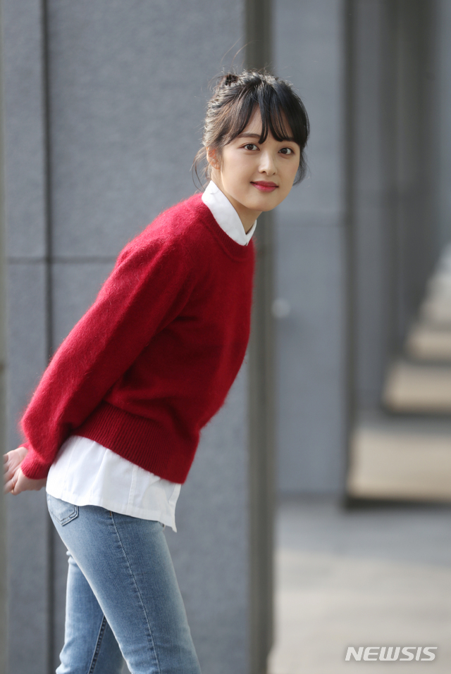 【서울=뉴시스】조수정 기자 = JTBC 금토드라마 'SKY캐슬' 김혜나 역의 배우 김보라가 30일 오후 서울 충무로 뉴시스 본사에서 인터뷰에 앞서 포즈를 취하고 있다.&nbsp; chocrystal@newsis.com