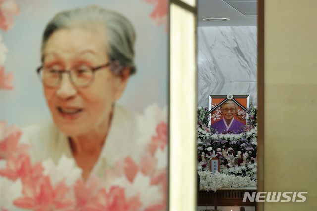 【서울=뉴시스】이윤청 수습기자 = 31일 오후 서울 서대문구 세브란스병원 장례식장에 고 김복동 할머니의 빈소가 마련되어 있다. 김 할머니의 발인식은 2월1일 오전 6시30분 세브란스병원에서 엄수된다. 2019.01.31. radiohead@newsis.com