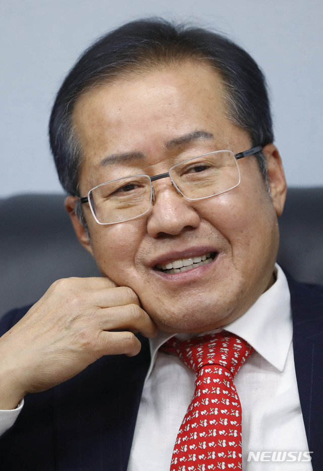 【서울=뉴시스】최동준 기자 = 당권 도전을 선언한 홍준표 전 자유한국당 대표가 31일 서울 종로구 집무실에서 뉴시스와 인터뷰를 갖고 있다. 2019.01.31.&nbsp; photocdj@newsis.com 