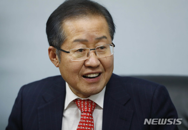 【서울=뉴시스】최동준 기자 = 당권 도전을 선언한 홍준표 전 자유한국당 대표가 31일 서울 종로구 집무실에서 뉴시스와 인터뷰를 갖고 있다. 2019.01.31.&nbsp; photocdj@newsis.com 
