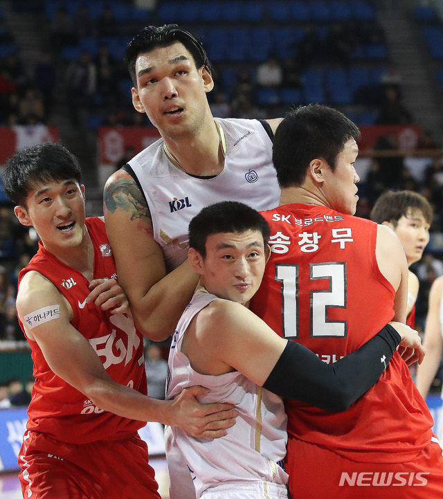 【서울=뉴시스】김선웅 기자 = 31일 오후 서울 송파구 잠실학생체육관에서 열린 2018-2019 SKT 5GX 프로농구 서울 SK 나이츠와 전주 KCC 이지스의 경기, 전주 하승진 등 선수들이 수비를 하고 있다. 2019.01.31. mangusta@newsis.com