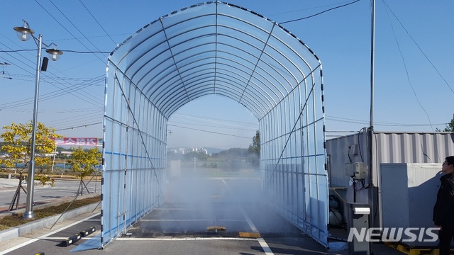 【음성=뉴시스】김재광 기자 = 경기도 안성에 이어 충북 충주에서도 구제역이 확진돼 방역당국에 비상이 걸렸다. 충주시와 인접한 음성군은 구제역 특별방역대책본부를 꾸려 비상근무체제에 돌입했다.2019.02.01.(사진=음성군 제공) photo@newsis.com&nbsp;&nbsp; 