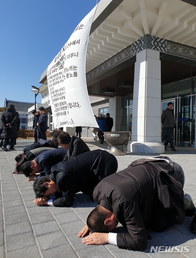 【예천=뉴시스】김진호 기자 = 1일 경북 예천군의회 의원들이 제225회 임시회 2차 본회의를 열어 박종철·권도식 의원 제명, 이형식 의장 30일 출석정지 등을 의결한 뒤 의회 청사 앞에 엎드려 군민들께 용서를 구하고 있다. 2019.02.01 kjh9326@newsis.com