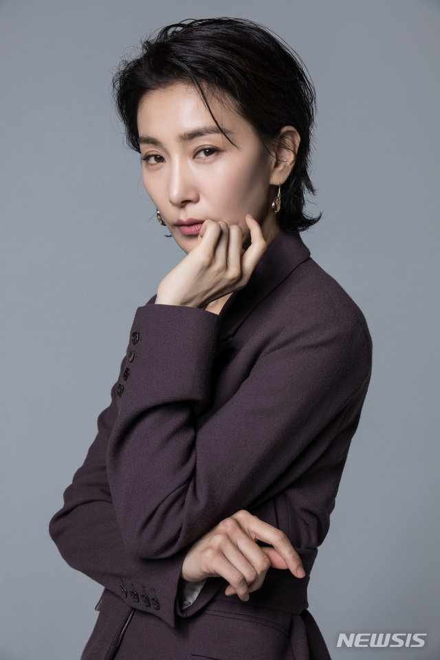 김서형, 신애리 벗고 김주영 새로 입다···'악녀 포에버'