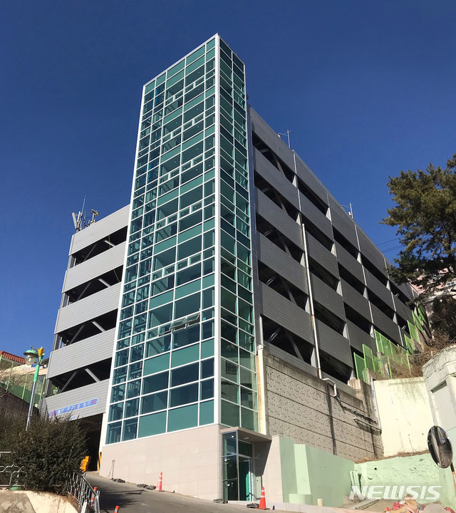 【부산=뉴시스】 부산 서구 닥밭골행복마을 수직이동엘리베이터. 2019.02.03. (사진=서구 제공)