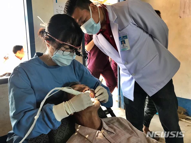 【익산=뉴시스】강명수 기자 =원광대학교 치과의료 봉사단이 라오스 우돔싸이에서 지난달 25일부터 1일까지 진행된 봉사활동에서 주민에게 치과치료를 전개하고 있다. 2019.02.01. (사진 = 원광대학교 제공) photo@newsis.com