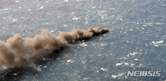 【통영=뉴시스】신정철 기자 = 1일 오전 11시 39분께 경남 통영시 국도 남서방 40해리 공해상에서 선원 7명이 탄 강원 속초선적 72t급 채낚기어선 청일호에서 원인을 알 수 없는 화재가 발생했다.&nbsp; 이 화재로 청일호는 완전 전소됐지만 승선원 7명은 이날 정오 12시 31분깨 출동한 통영해양경찰서 경비함정에 의해 전원 구조됐다.해경 항공기가 화재 현장을 촬영한 모습이다. 2019.02.01. photo@newsis.com