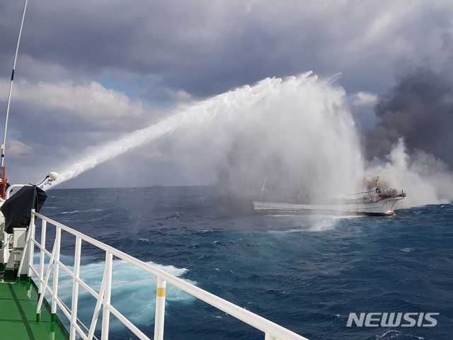 【통영=뉴시스】신정철 기자 = 1일 오전 11시 39분께 경남 통영시 국도 남서방 40해리 공해상에서 선원 7명이 탄 강원 속초선적 72t급 채낚기어선 청일호에서 화재가 발생했다.&nbsp; 이 화재로 청일호는 완전 전소됐지만 승선원 7명은 이날 정오 12시 31분께 출동한 통영해양경찰서 경비함정에 의해 전원 구조됐다. 통영해경 경비함정 1005함이 어선 화재를 진화하고 있다. 2019.02.01.(사진=통영해경 제공) photo@newsis.com