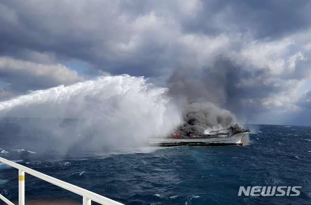 【통영=뉴시스】신정철 기자 = 1일 오전 11시 39분께 경남 통영시 국도 남서방 40해리 공해상에서 선원 7명이 탄 강원 속초선적 72t급 채낚기어선 청일호에서 원인을 알 수 없는 화재가 발생했다.&nbsp; 이 화재로 청일호는 완전 전소됐지만 승선원 7명은 이날 정오 12시 31분께 출동한 통영해양경찰서 경비함정에 의해 전원 구조됐다.사진은 통영해경 경비함정이 물대포를 쏘며 화재를 진화하고 있는 모습이다. 2019.02.01.9사진=통영해경 제공) photo@newsis.com