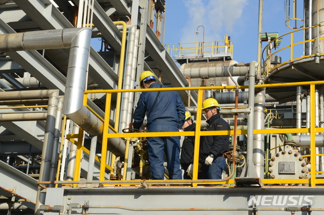 [울산=뉴시스]설비를 점검하는 S-OIL 울산공장 직원들. (사진=S-OIL 울산공장 제공) photo@newsis.com
