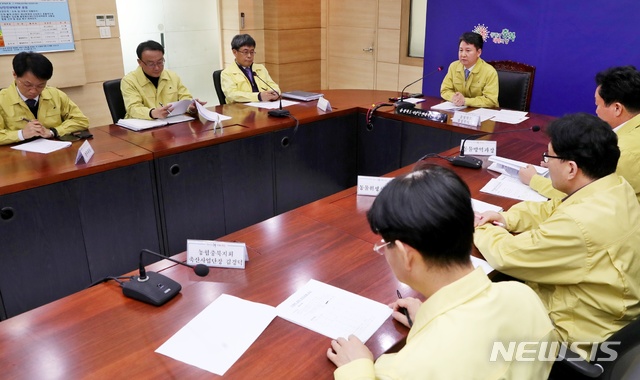 【청주=뉴시스】강신욱 기자 = 1일 오후 충북도청 재난종합상황실에서 한창섭 행정부지사 주재로 구제역 관련 대책회의가 열리고 있다. 2019.02.01. (사진=충북도 제공) photo@newsis.com