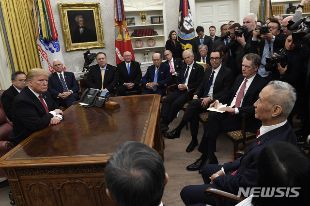 【워싱턴=AP/뉴시스】도널드 트럼프(왼쪽) 대통령이 1월31일(현지시간) 백악관 집무실에서 무역협상단을 이끌고 미국을 방문한 류허 중국 부총리를 만나고 있다. 현지 언론은 트럼프 대통령이 중국 협상대표단으로부터 시진핑 중국 국가주석이 보낸 친서를 전달받고 미중 무역협상이 "엄청난 진전을 이뤘다"고 말했다고 전했다. 2019.02.01.
