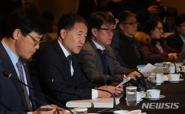 【서울=뉴시스】배훈식 기자 = 박능후(왼쪽 두번째) 보건복지부 장관이 1일 오전 서울 중구 플라자호텔에서 열린 2019년도 제2차 국민연금기금운용위원회 회의에 참석, 모두발언을 하고 있다.&nbsp; 이날 기금운용위는 한진칼과 대한항공에 대한 주주권 행사 여부를 결정할 예정이다. 2019.02.01.&nbsp; dahora83@newsis.com