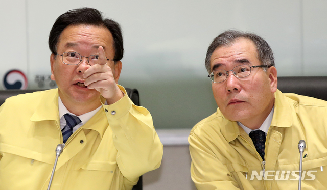 【서울=뉴시스】김선웅 기자 = 이개호 농식품부 장관이 1일 오전 서울 종로구 정부서울청사에서 열린 구제역 방역 상황 점검 영상회의를 준비하고 있다. 2019.02.01.&nbsp; mangusta@newsis.com 