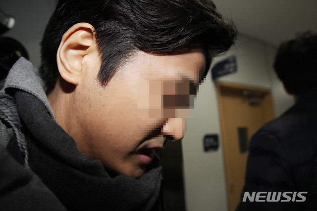 【서울=뉴시스】박미소 수습기자 = '버닝썬'에서 폭행을 당해 신고했다가 경찰에 입건되고 폭행당했다고 주장한 김모(28)씨가 1일 오전 서울 강남경찰서에 피의자 신분으로 소환돼 출석하고 있다. 서울 강남경찰서는 김씨를 업무방해와 강제추행, 폭행, 쌍방폭행, 관공서 주취소란, 공무집행방해, 모욕 혐의 피의자 신분으로 소환했다. 2019.02.01. misocamera@newsis.com