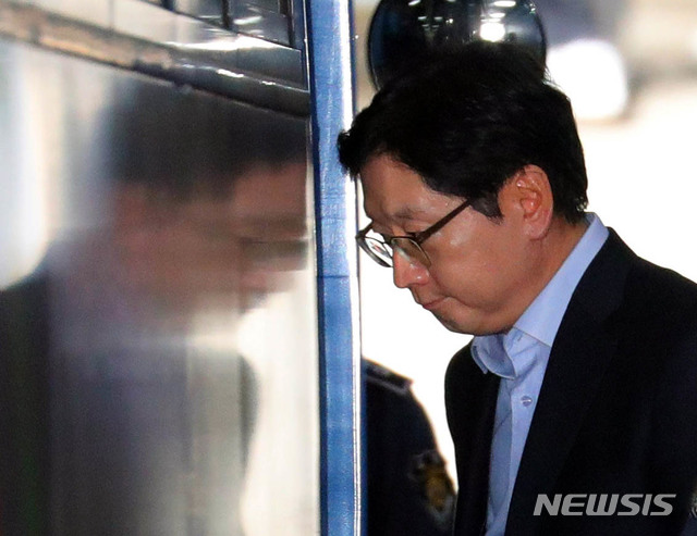 【서울=뉴시스】배훈식 기자 = '드루킹 댓글 조작' 관련 컴퓨터등장애업무방해 등 혐의에 대한 1심 선고공판에서 징역 2년을 선고받고 법정 구속된 김경수 경남도지사. 2019.02.02. dahora83@newsis.com