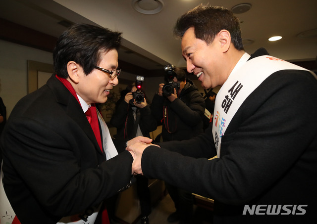 【서울=뉴시스】김진아 기자 = 자유한국당 당 대표 출마를 선언한 황교안, 오세훈 후보가 1일 오전 서울역에서 설 명절 귀성객들에게 인사하기 전 악수를 하고 있다. 2019.02.01.&nbsp; bluesoda@newsis.com