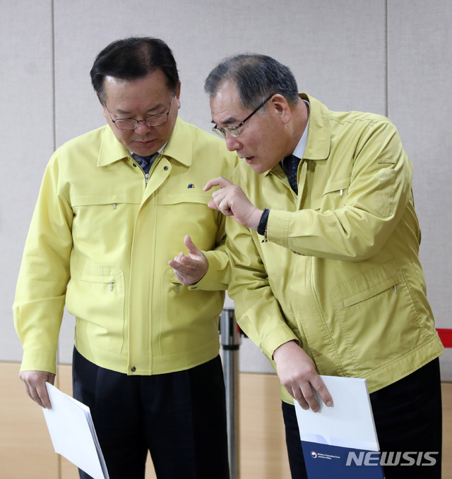 【서울=뉴시스】김선웅 기자 = 이개호 농식품부 장관과 김부겸 행정안전부 장관이 1일 오전 서울 종로구 정부서울청사에서 구제역 관련 정부합동 담화문을 발표를 앞두고 대화를 나누고 있다. 2019.02.01.&nbsp; mangusta@newsis.com