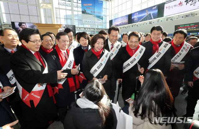 【서울=뉴시스】김진아 기자 = 자유한국당 김병준 비상대책위원장과 나경원 원내대표 등 당 지도부와 당권에 도전하는 황교안 전 총리, 오세훈 전 서울시장, 안상수, 심재철 의원이 1일 오전 서울역에서 설 명절을 앞두고 귀성객들에게 인사하고 있다, 2019.02.01.&nbsp; photo@newsis.com