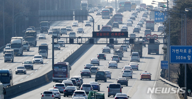 【성남=뉴시스】추상철 기자 = 설 명절 연휴를 하루 앞둔 1일 경기 성남시 경부고속도로 서울톨게이트에서 본격적인 귀성을 앞두고 양방향 차량이 늘어나고 있다. 2019.02.01. scchoo@newsis.com