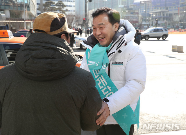 【서울=뉴시스】고승민 기자 = 바른미래당 손학규 대표가 1일 오전 서울 용산역 현대아이파크광장에서 '손다방에서 만납시다!' 연동형비례대표제 홍보 캠페인을 하고 있다. 2019.02.01.&nbsp; photo@newsis.com