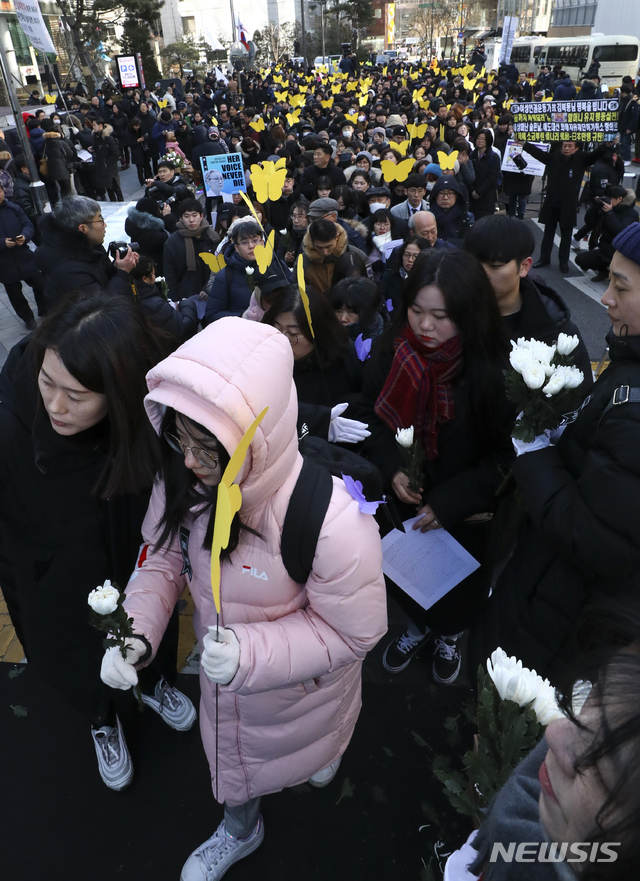 【서울=뉴시스】최진석 기자 = 1일 서울 종로구 옛 일본대사관 앞에서 진행된 여성인권운동가 고 김복동 시민장 영결식에서 시민들이 헌화를 위해 줄지어 기다리고 있다.  2019.02.01.myjs@newsis.com