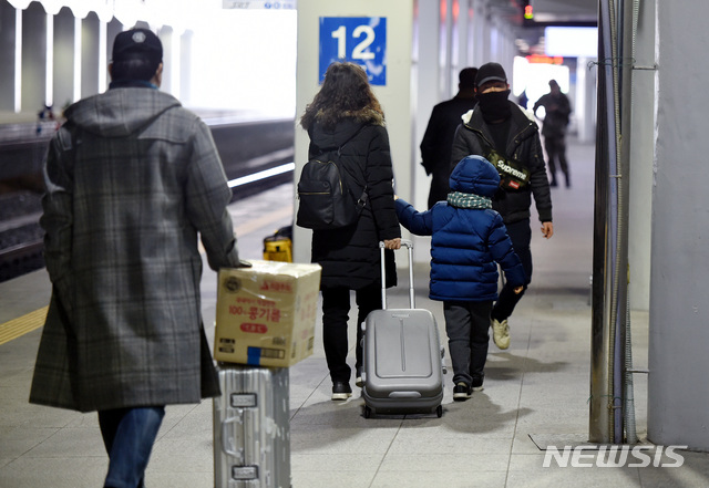 【대구=뉴시스】우종록 기자 = 설 연휴를 하루 앞둔 1일 오전 대구 동구 신암동 동대구역 KTX 플랫폼에서 귀성하는 시민들이 고향 가는 열차에 탑승하기 위해 이동하고 있다. 2019.02.01. wjr@newsis.com