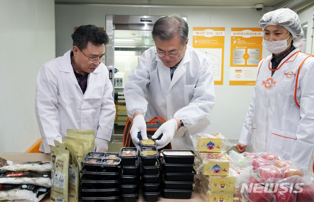 【서울=뉴시스】전신 기자 = 문재인 대통령이 1일 오전 서울 관악구 소재의 한 아파트에서 최영남 나눔공동체 대표와 함께 도시락 포장을 하고 있다. 이날 문 대통령은 설 명절을 맞아 행복도시락 사회적협동조합 관악센터 '나눔공동체'와 함께 취약계층 청소년 가정에 도시락을 배달했다. 2019.02.01. (사진=청와대 제공)&nbsp; photo@newsis.com 