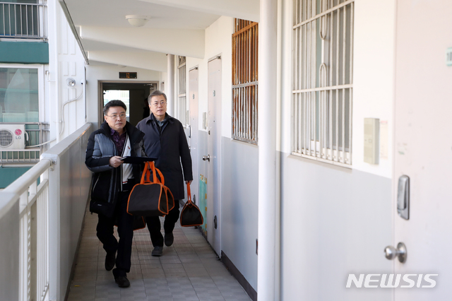 【서울=뉴시스】전신 기자 = 문재인 대통령이 1일 오전 서울 관악구 소재의 한 아파트에서 최영남 나눔공동체 대표와 함께 도시락 배달 봉사활동을 하고 있다. 이날 문 대통령은 설 명절을 맞아 행복도시락 사회적협동조합 관악센터 '나눔공동체'와 함께 취약계층 청소년 가정에 도시락을 배달했다. 2019.02.01. (사진=청와대 제공)&nbsp; photo@newsis.com 