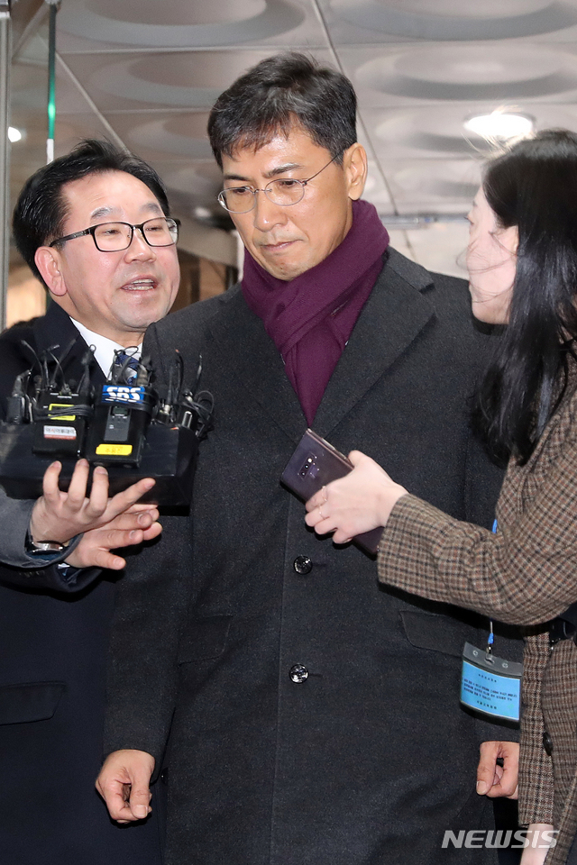 【서울=뉴시스】김병문 수습기자 = 수행비서 성폭행 혐의로 기소된 안희정 전 충남지사가 1일 오후 서울 서초구 서울고등법원에서 열린 항소심 선고 공판에 출석하고 있다. 2019.02.01. dadazon@newsis.com