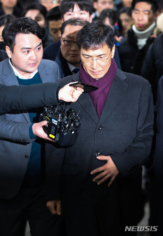 【서울=뉴시스】김선웅 기자 = 수행비서 성폭행 혐의로 기소돼 1심에서 무죄를 선고받은 안희정 전 충청남도 지사가 1일 오후 서울 서초구 서울고등법원에서 열린 2심 선고공판에 출석하고 있다. 2019.02.01.&nbsp; mangusta@newsis.com