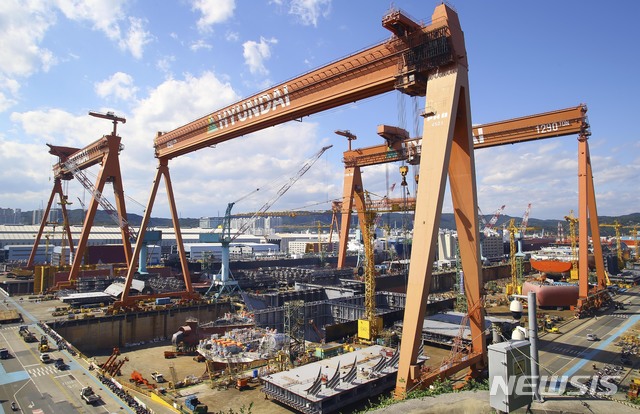 【울산=뉴시스】배병수 기자 = 세계 1위 조선사인 현대중공업그룹이 2위인 대우조선해양 인수 절차에 들어감에 따라 조선업 재도약의 기틀이 마련될 것으로 기대된다. 국내 선박수주 1위 탈환에 이어 과당경쟁 해소로 수익성이 커질 전망이다. 현재 울산 동구지역 경제는 조선산업의 침체 여파로 거의 탈진상태다. 대우조선 인수로 시너지 효과가 나타나 동구지역, 울산시 경제가 회생·재도약하기를 기해년 벽두에 고대해 본다. 사진은 현대중공업 도크 모습. 2019.02.01. (사진=현대중공업 제공). photo@newsis.com.