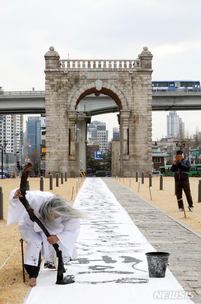 【서울=뉴시스】 고범준 기자 = 서예가 김동욱씨가 1일 오후 서울 서대문구 독립공원에서 3.1정신 100년의 가치를 알리기 위해 유관순 열사 유언을 대형 광목천에 쓰는 퍼포먼스를 하고 있다. 2019.02.01. bjko@newsis.com