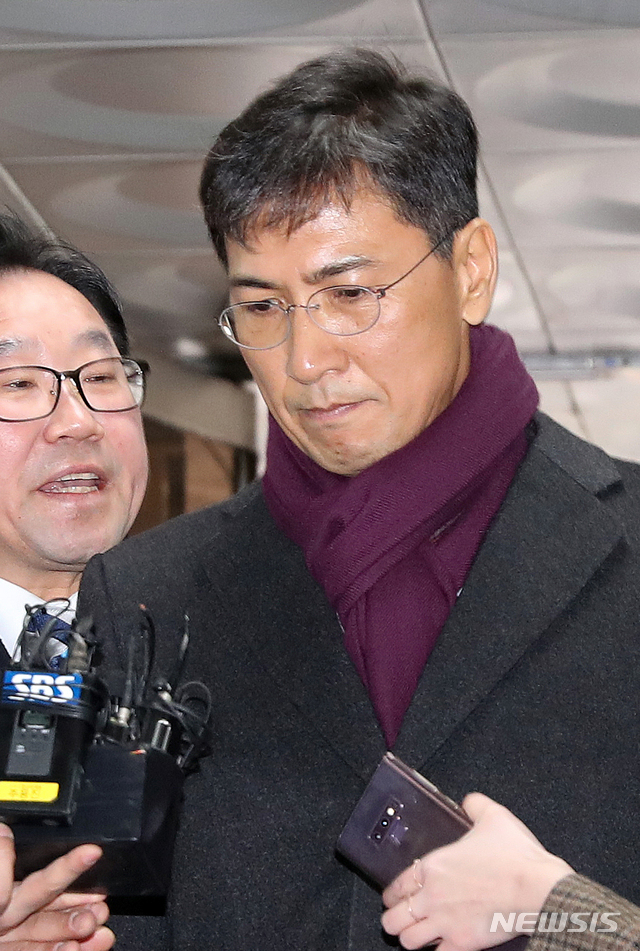 【서울=뉴시스】김병문 수습기자 = 수행비서 성폭행 혐의로 기소된 안희정 전 충남지사가 1일 오후 서울 서초구 서울고법에서 열린 항소심 선고 공판에 출석하고 있다. 2019.02.01. dadazon@newsis.com