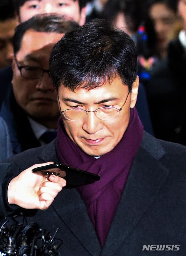 【서울=뉴시스】김선웅 기자 = 수행비서 성폭행 혐의로 기소돼 1심에서 무죄를 선고받은 안희정 전 충청남도 지사가 1일 오후 서울 서초구 서울고법에서 열린 2심 선고공판에 출석하고 있다. 2019.02.01. mangusta@newsis.com