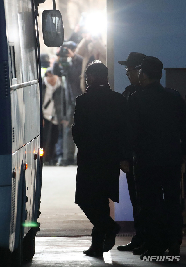 【서울=뉴시스】김선웅 기자 = 수행비서 성폭행 혐의로 기소돼 1심에서 무죄를 선고받은 안희정 전 충청남도 지사가 1일 오후 서울 서초구 서울고등법원에서 열린 2심 선고공판에서 징역 3년6개월을 선고받은 후 법정 구속돼 구치소로 향하는 호송차에 오르고 있다. 2019.02.01.&nbsp; mangusta@newsis.com 