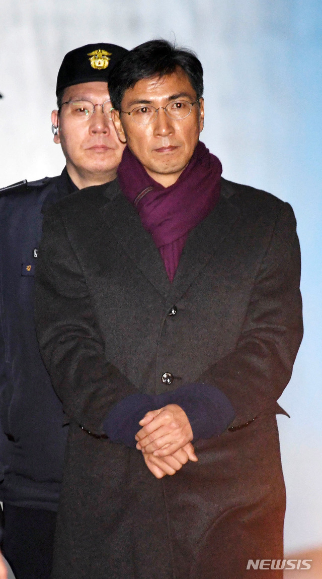 [서울=뉴시스]김선웅 기자 = 지난해 2월1일 안희정 전 충청남도 지사가 서울고등법원을 나서고 있다. 2019.02.01. photo@newsis.com