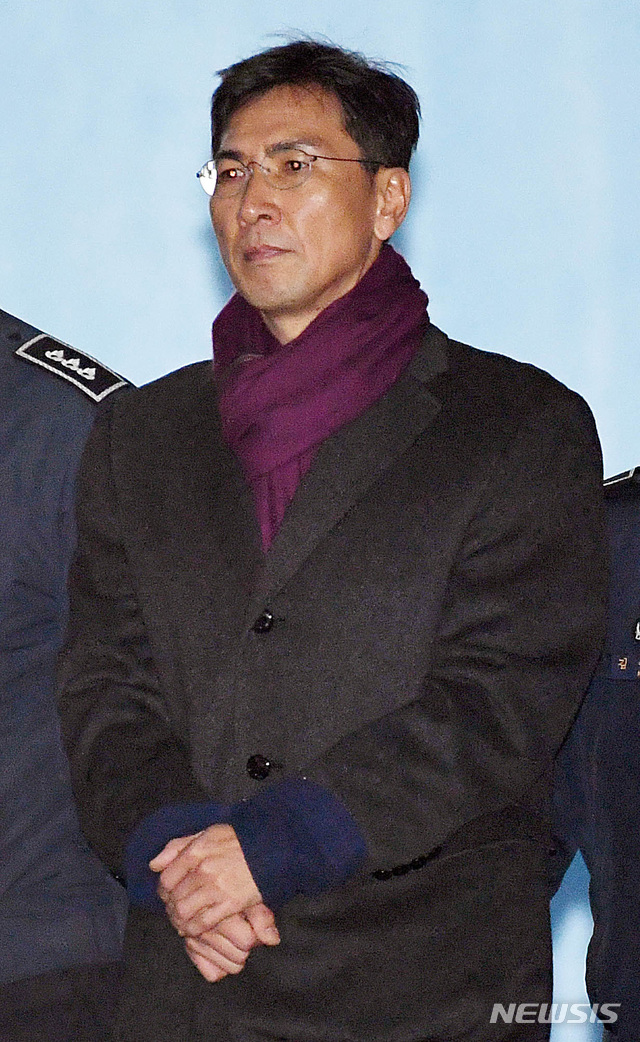 【서울=뉴시스】김선웅 기자 = 수행비서 성폭행 혐의로 기소돼 1심에서 무죄를 선고받은 안희정 전 충청남도 지사가 1일 오후 서울 서초구 서울고등법원에서 열린 2심 선고공판에서 징역 3년6개월을 선고받은 후 법정 구속돼 구치소로 향하는 호송차에 오르고 있다. 2019.02.01. photo@newsis.com