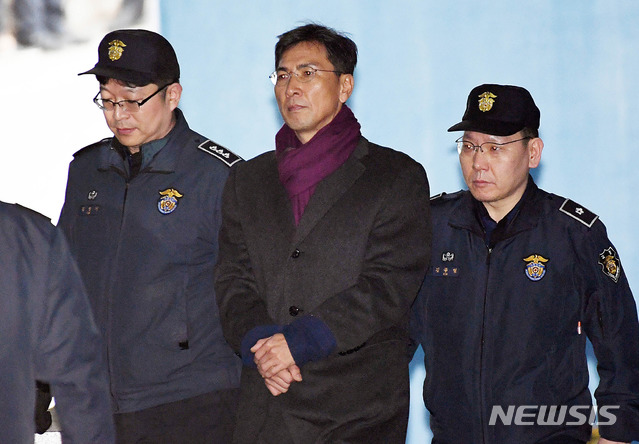【서울=뉴시스】김선웅 기자 = 수행비서 성폭행 혐의로 기소돼 1심에서 무죄를 선고받은 안희정 전 충청남도 지사가 1일 오후 서울 서초구 서울고등법원에서 열린 2심 선고공판에서 징역 3년6개월을 선고받은 후 법정 구속돼 구치소로 향하는 호송차에 오르고 있다. 2019.02.01.&nbsp; photo@newsis.com