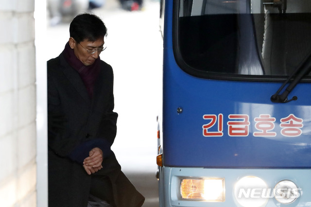 【서울=뉴시스】김선웅 기자 = 수행비서 성폭행 혐의로 기소돼 1심에서 무죄를 선고받은 안희정 전 충청남도 지사가 1일 오후 서울 서초구 서울고등법원에서 열린 2심 선고공판에서 징역 3년6개월을 선고받은 후 법정 구속돼 구치소로 향하는 호송차에 오르고 있다. 2019.02.01. photo@newsis.com