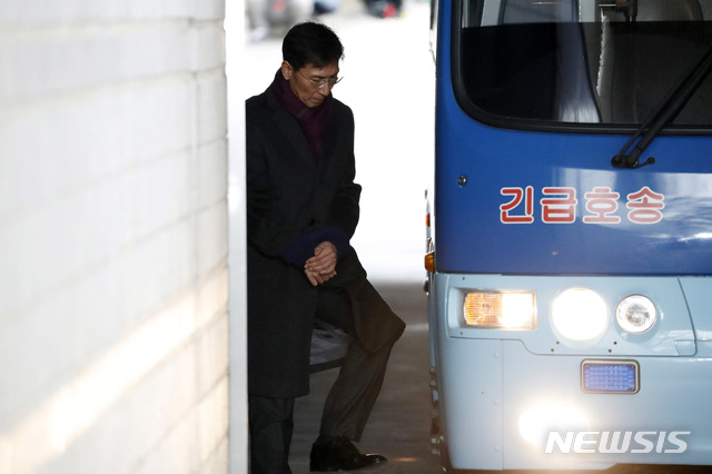 【서울=뉴시스】김선웅 기자 = 수행비서 성폭행 혐의로 기소돼 1심에서 무죄를 선고받은 안희정 전 충청남도 지사가 1일 오후 서울 서초구 서울고등법원에서 열린 2심 선고공판에서 징역 3년6개월을 선고받은 후 법정 구속돼 구치소로 향하는 호송차에 오르고 있다. 2019.02.01. photo@newsis.com