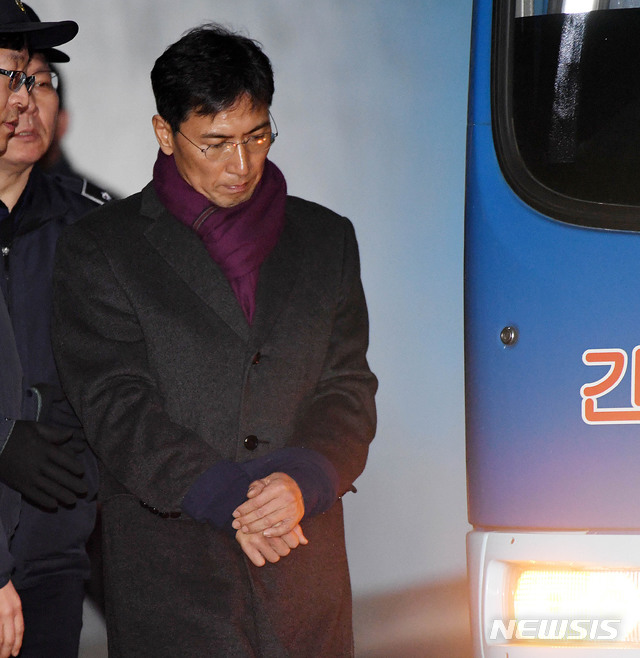【서울=뉴시스】김선웅 기자 = 안희정 전 충청남도 지사가 1일 오후 서울 서초구 서울고등법원에서 열린 2심 선고공판에서 징역 3년6개월을 선고받은 후 법정 구속돼 구치소로 향하는 호송차에 오르고 있다. 2019.02.01. photo@newsis.com