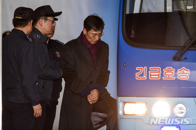 【서울=뉴시스】김선웅 기자 = 수행비서 성폭행 혐의로 기소돼 1심에서 무죄를 선고받은 안희정 전 충청남도 지사가 지난달 1일 오후 서울 서초구 서울고등법원에서 열린 2심 선고공판에서 징역 3년6개월을 선고받은 후 법정 구속돼 구치소로 향하는 호송차에 오르고 있다. 2019.02.01. photo@newsis.com