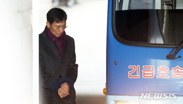 【서울=뉴시스】김선웅 기자 = 수행비서 성폭행 혐의로 기소돼 1심에서 무죄를 선고받은 안희정 전 충청남도 지사가 1일 오후 서울 서초구 서울고등법원에서 열린 2심 선고공판에서 징역 3년6개월을 선고받은 후 법정 구속돼 구치소로 향하는 호송차에 오르고 있다. 2019.02.01. photo@newsis.com
