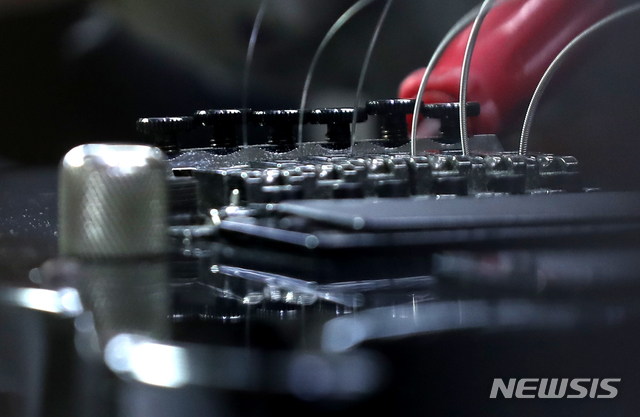 【서울=뉴시스】조수정 기자 = 서울 종로구 낙원상가에서 이세문 세영악기 대표가 수리하는 기타의 트레몰로암. chocrystal@newsis.com